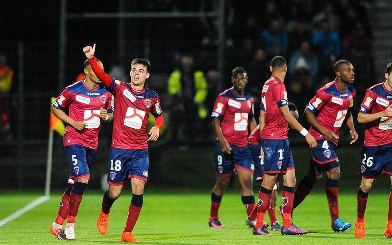 包含亚眠球队备战下周比赛，调整战术备战的词条