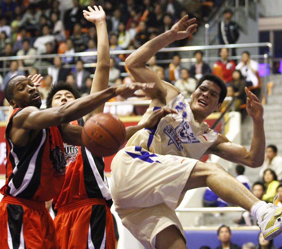 关于比赛气氛燃烧高潮，球迷狂热欢呼的信息