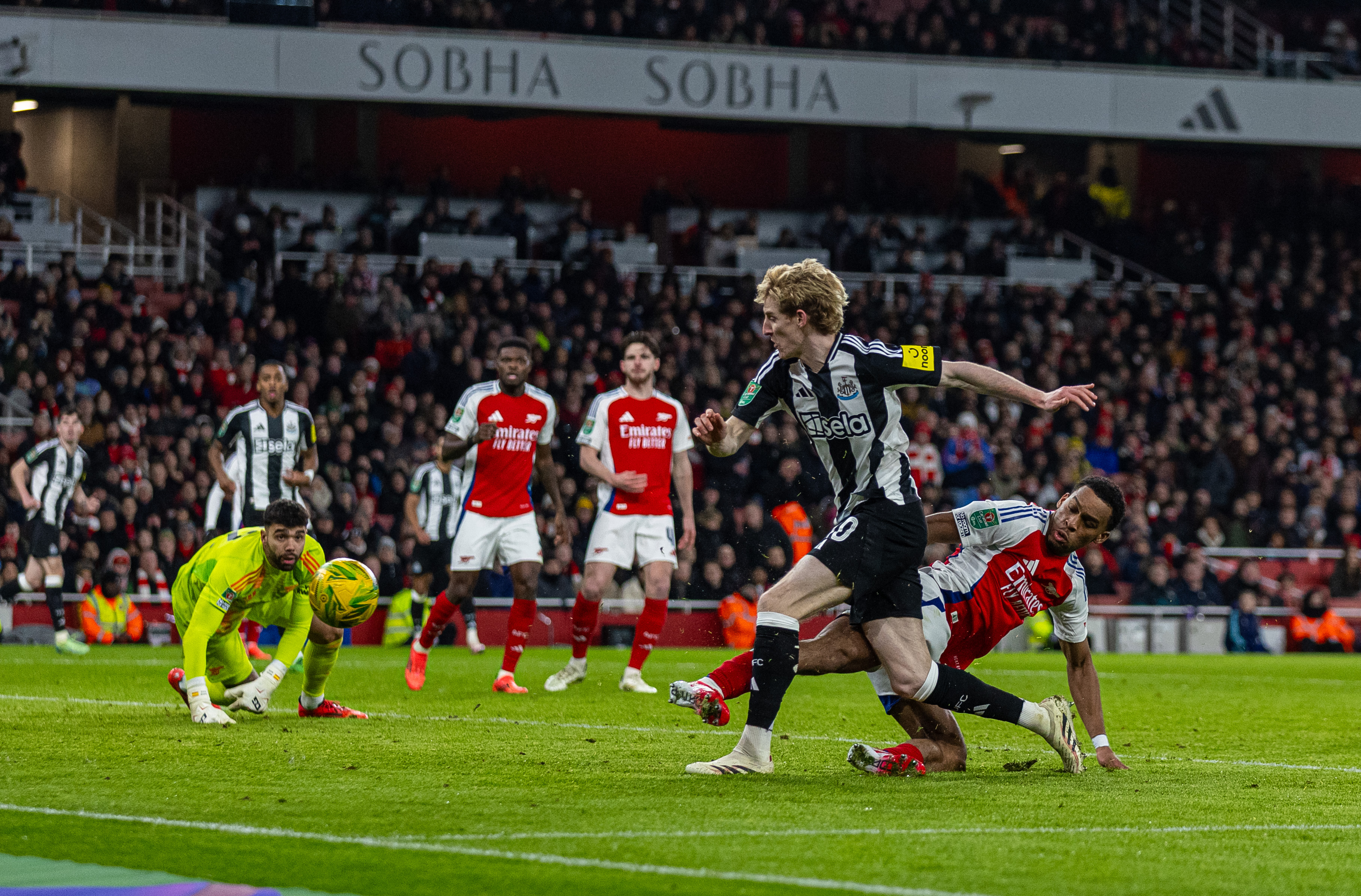 包含英格兰队前锋连续破门，引领球队前进的词条