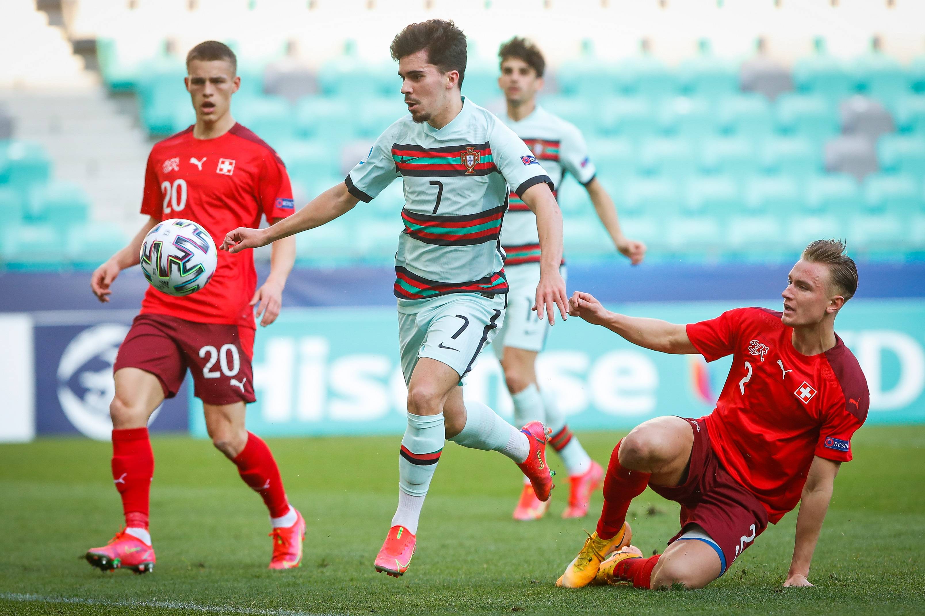 格鲁吉亚队在比赛中控制局面,取得胜利 格鲁吉亚队在比赛中控制局面,取得胜利