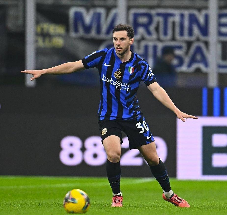 意甲比赛留下精彩瞬间，球迷沸腾欢呼