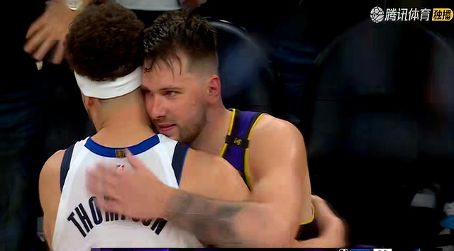 包含精彩瞬间让人惊叹：场上情况紧张，胜负未定的词条