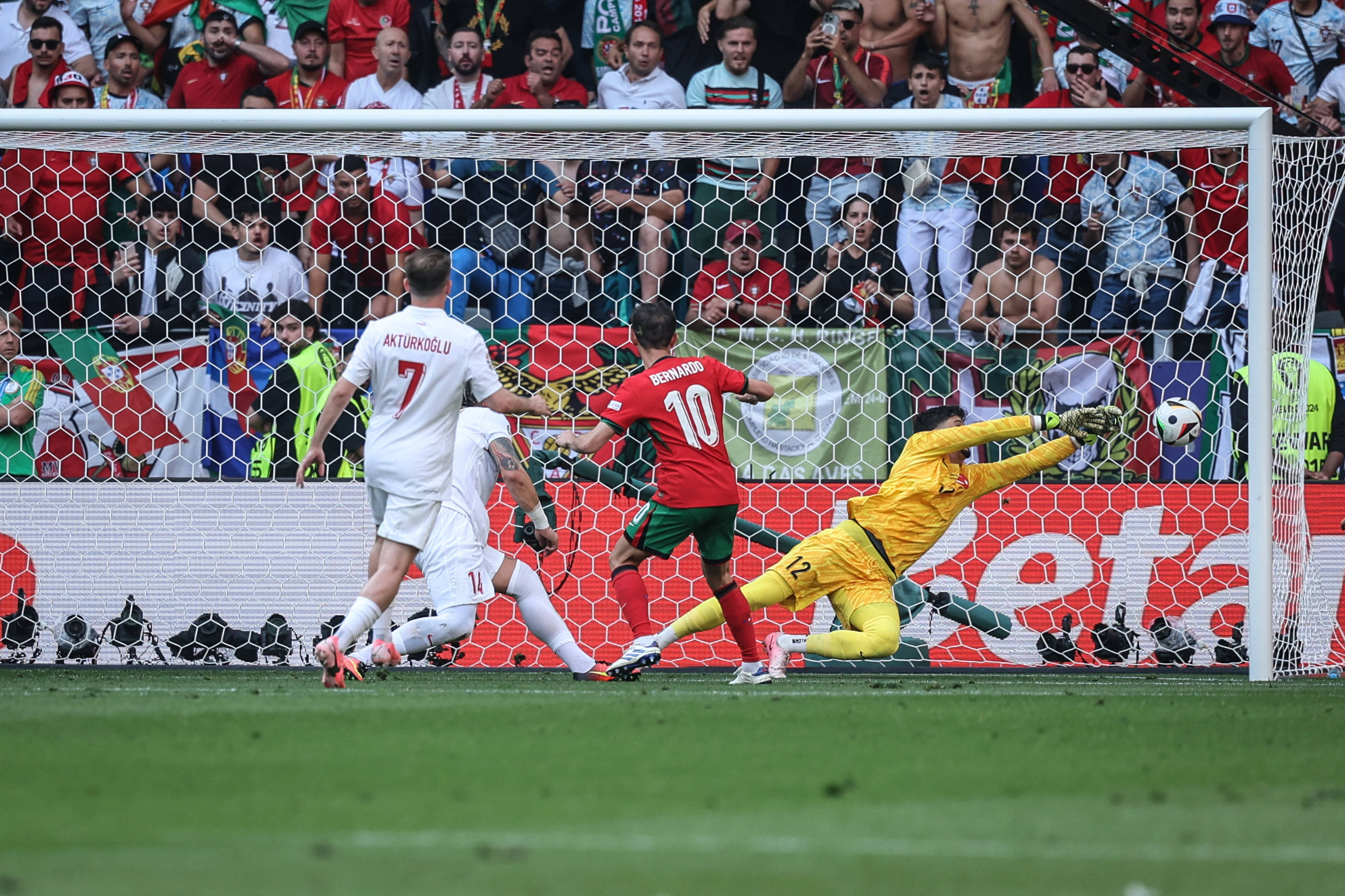 葡萄牙队在激烈的争夺中夺冠,成功闯入决赛 葡萄牙队在激烈的争夺中夺冠,成功闯入决赛