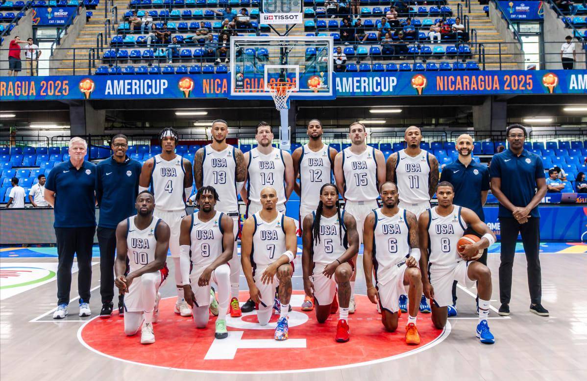 包含美洲篮球锦标赛冠军队庆祝胜利的词条