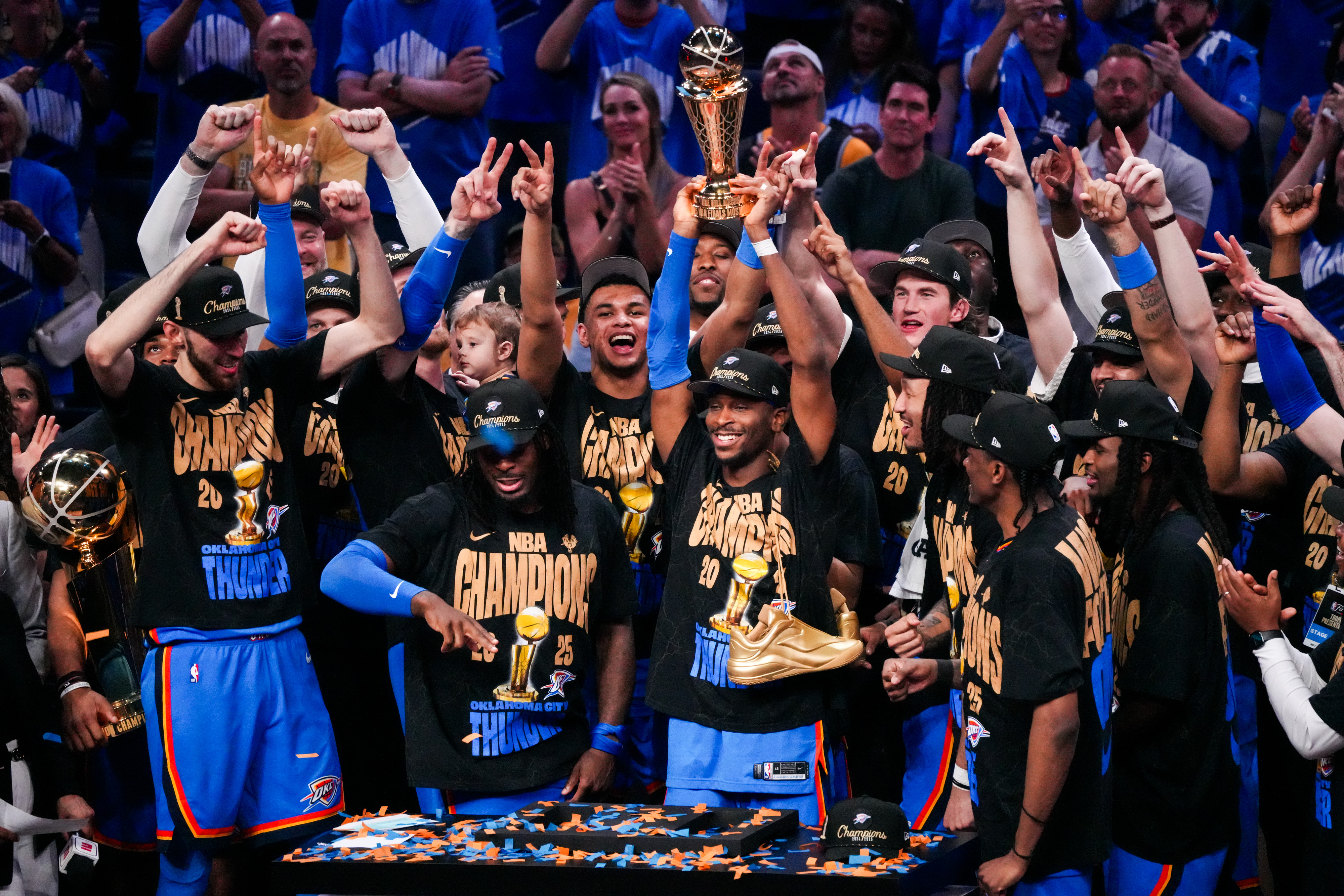 包含美洲篮球锦标赛冠军队庆祝胜利的词条