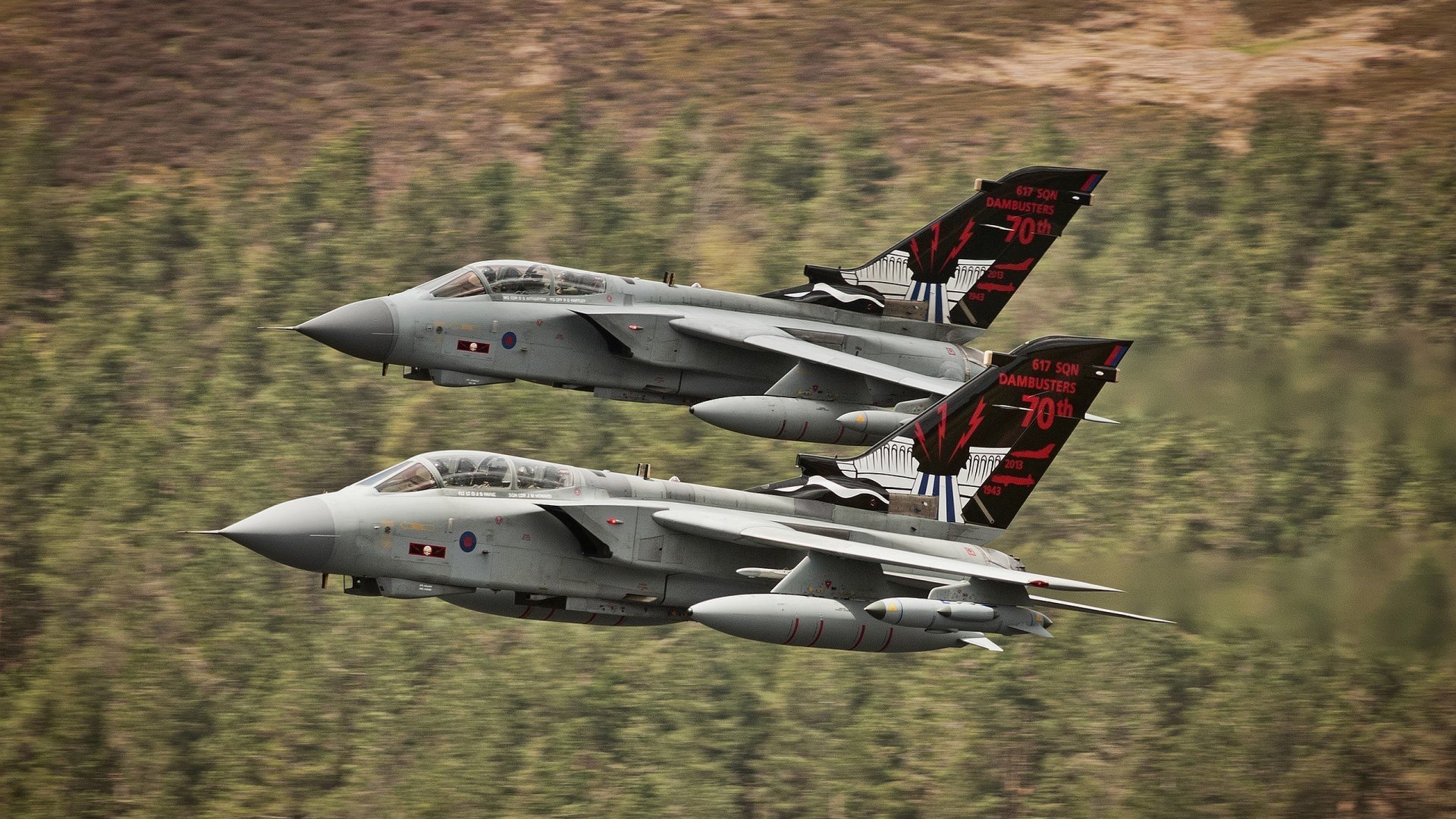 雷火电竞官网-隔空对决，东契奇啃着指甲看完快船尼克斯血战，膝盖疤痕隐隐发烫