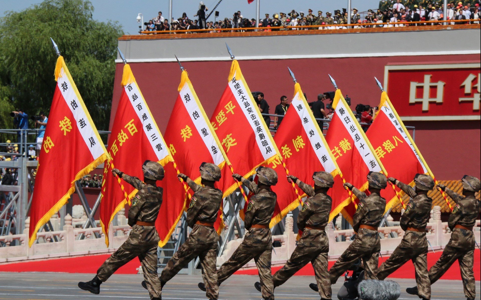 硬仗之王卡拉斯科凿穿欧联壁垒,当尼斯的天蓝幻想撞上塞维利亚的黑色血脉